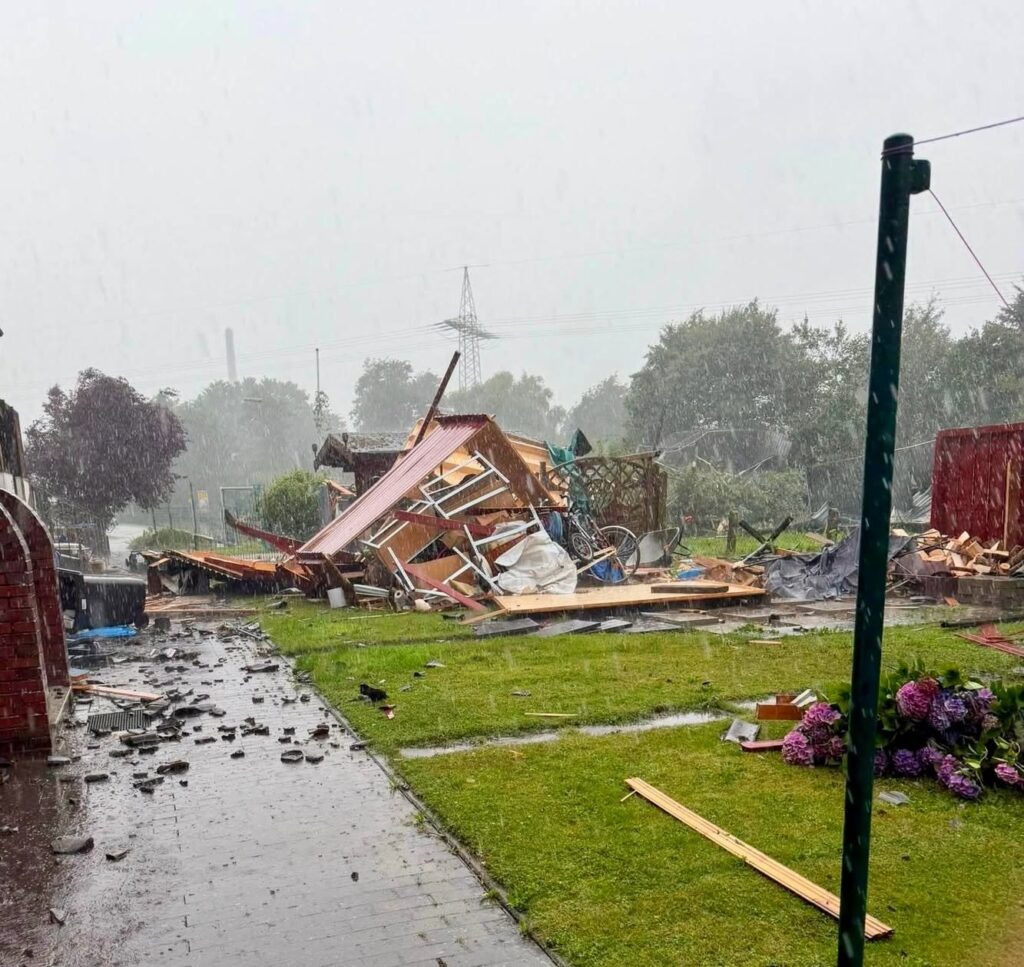 Zerstörtes Gartenhaus nach Windhose